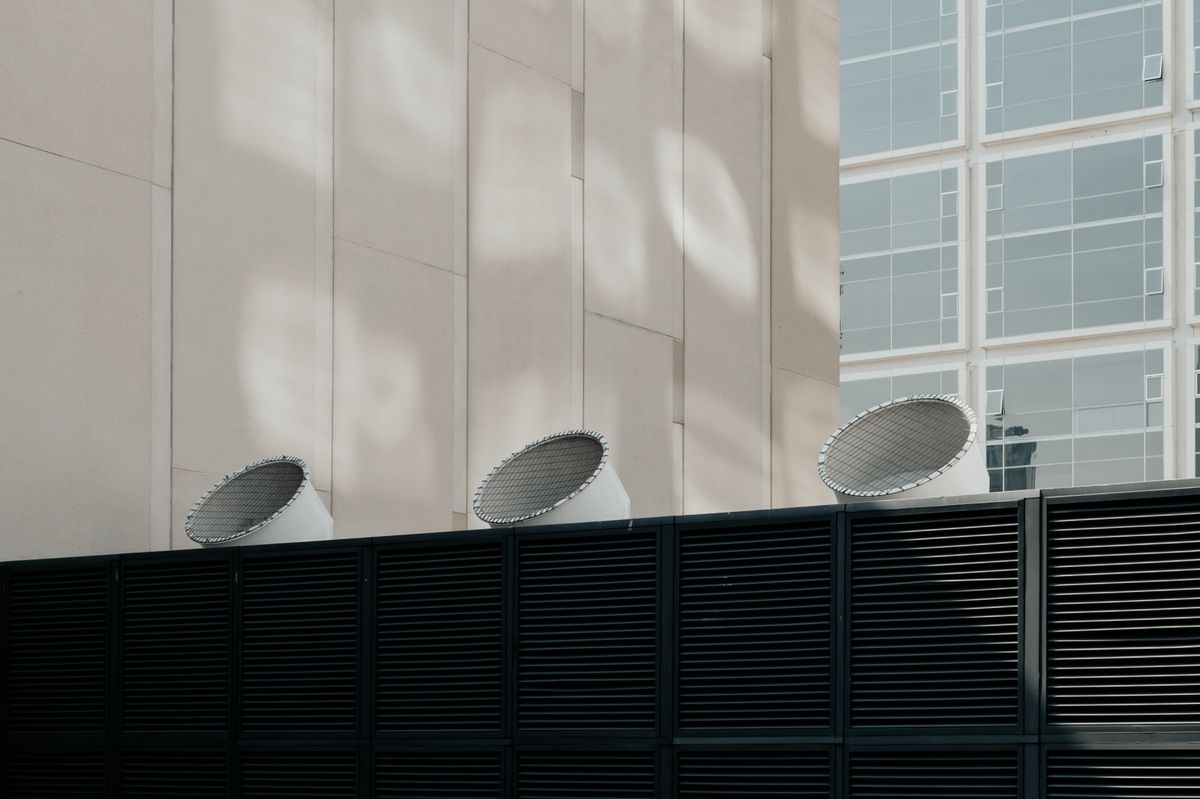 Réseau de ventilation et de désenfumage sous la dalle d'un parking couvert